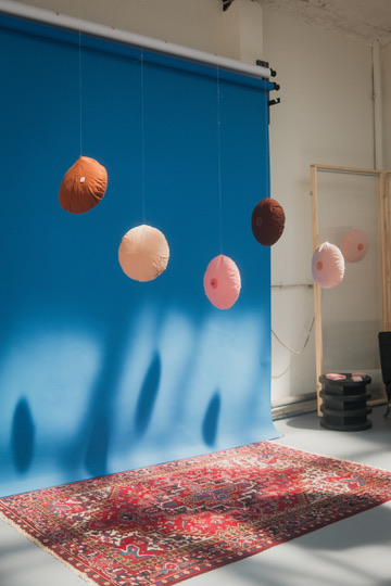 Das SÜDI-Studio: blaue Hohlkehle, hängende Stofflampen und ein roter Teppich